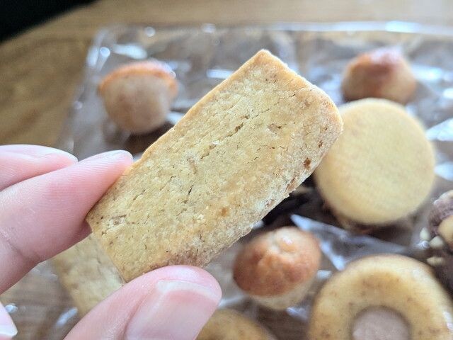 DOBLE K 焼菓子7種詰合せ を手に持ったところ
