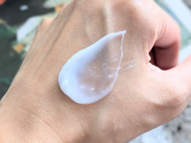 イニスフリー ヴォルカニック ポア クリームクレイマスクのテクスチャー