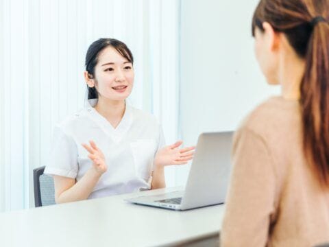 相談する女性