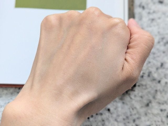 薬用ホワイトコンク ホワイトニングCC CⅡを右手だけ塗った比較。塗った側の明るさの違いがわかる