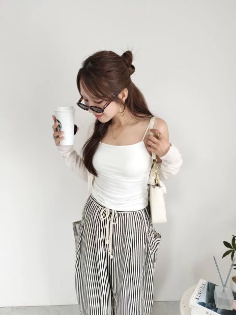 ナローストラップキャミソールを着たコーデ