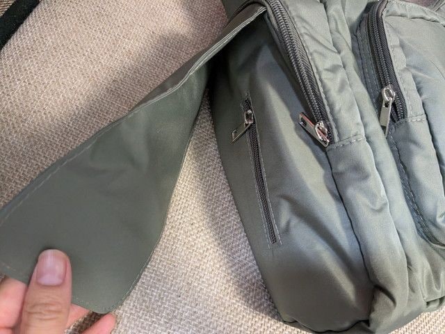 古川優香 多機能Shoulder Bagの背面ポケット裏地アップ
