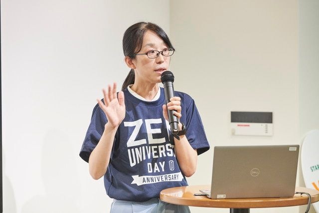 現代の若者世代の背景とZEN大学について説明するZEN大学事務局長の藤森志保氏