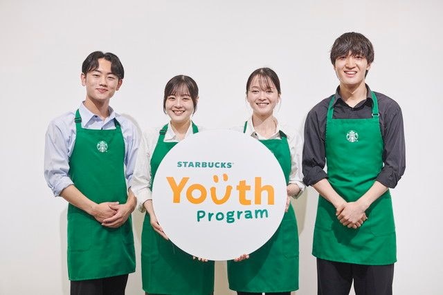 Starbucks Youth Programのボードを持つスターバックスのパートナー