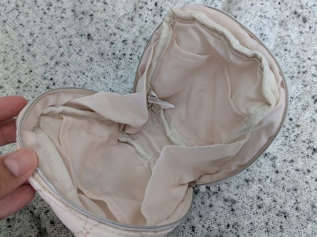 ポーチを開いた内側全体の写真