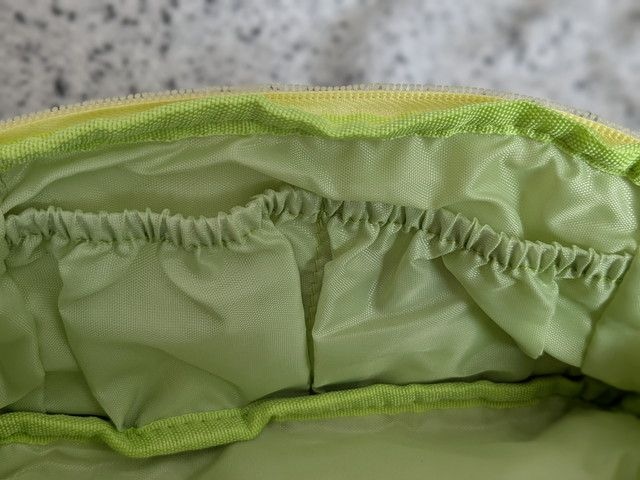 大容量ポーチ内側のゴムポケット部分をアップで見せた写真