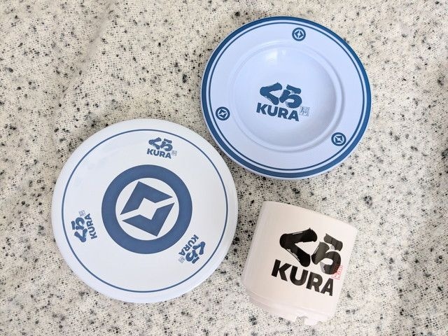 お皿2種と湯呑みの3点セットを並べた写真