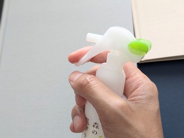 森の肌守り。UVミストのスプレー部分を持ったところ
