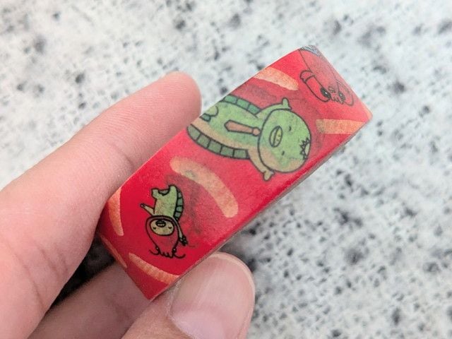かっぱえび家のキャラクターが描かれたマスキングテープをアップで見せた写真