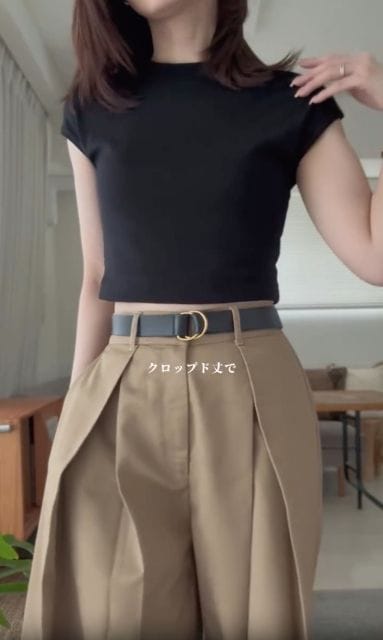 クロップド丈ショートスリーブTシャツを着たコーデ