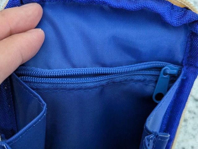 内側のファスナー付きポケットをアップで見せた写真