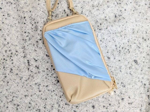 フェルメールスマホポシェット単体、ストラップを広げた正面写真