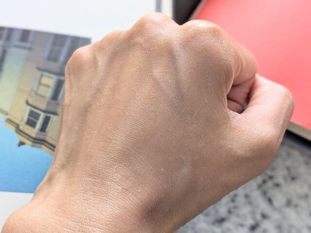 &be UVプライマーリッチモイスト クールタイプをなじませた手の写真