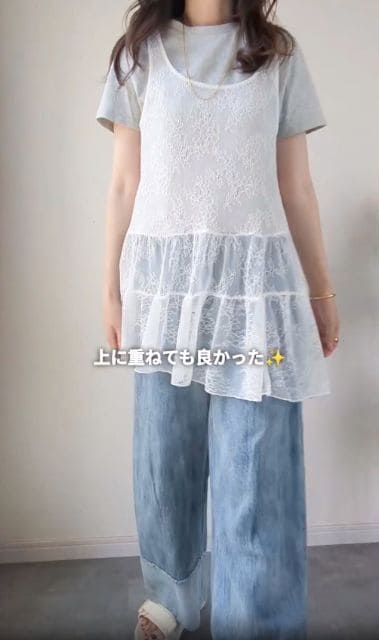 レースアシンメトリーヘムチュニックを着たコーデ
