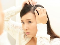 白髪は抜くと増えるってホント？内側ケアで美髪をキープする方法