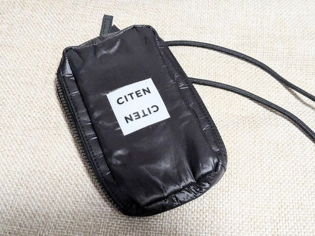 CITENスマホショルダーバッグ単体、ロゴタグとストラップの写真