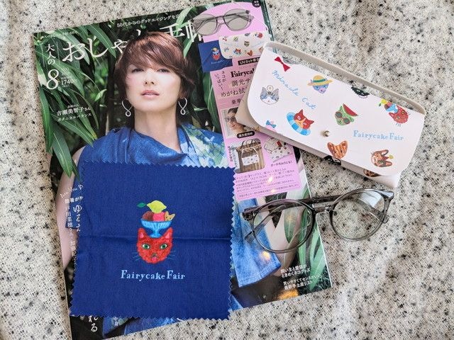 表紙の雑誌と調光サングラス3点セットを並べた全体写真