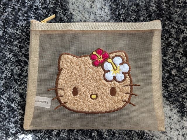もこもこ刺繍のハローキティが付いたメッシュポーチのアップ写真