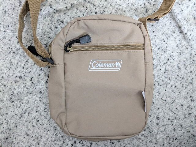 ベージュのColemanショルダーバッグ単体の正面写真