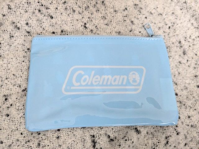 水色でColemanロゴが入ったクリアポーチの裏面の写真