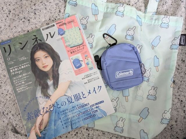 リンネル2026年9月号増刊の表紙とミントカラーのエコバッグ、紫のミニリュックポーチを並べた全体写真