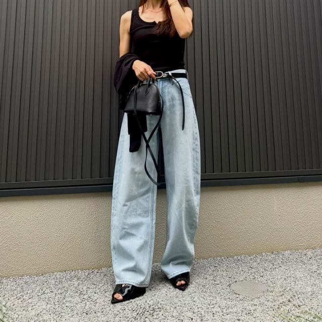 ヘンリーネックタンクトップを着たコーデ