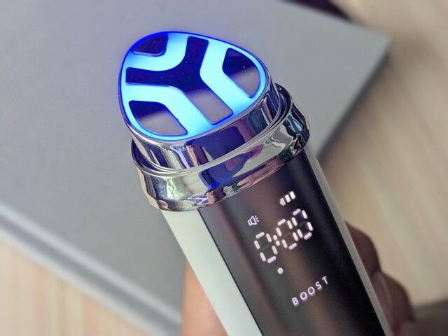 Deep BoostのBOOSTモードを使用している様子。ヘッド部分が青色に点灯している