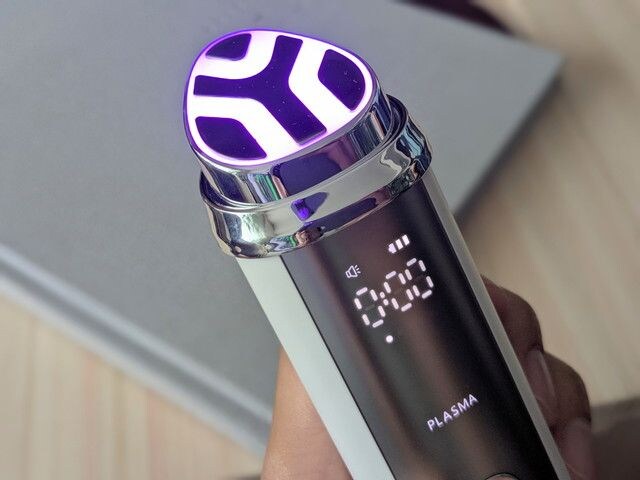 Deep BoostのPLASMAモードを使用している様子。ヘッド部分が紫色に点灯している