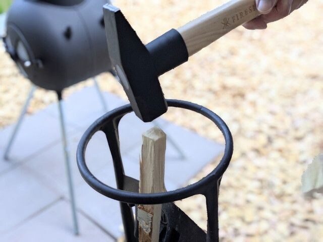 専用の道具で薪を割っている様子