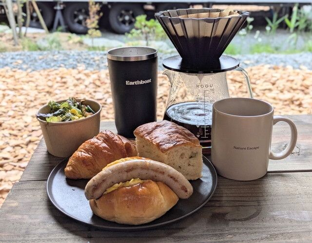 クロワッサンやソーセージ、サラダが並んだ朝食プレート