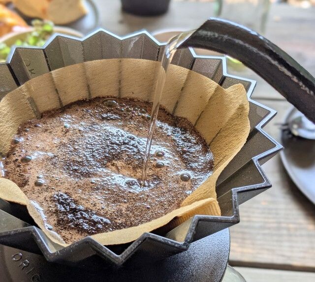 ペーパードリップでコーヒーを淹れている様子