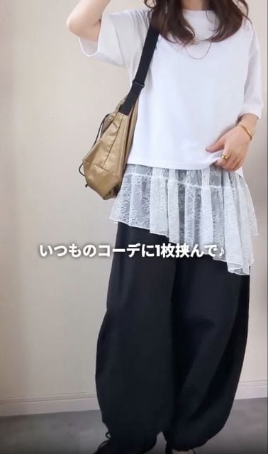 レースアシンメトリーヘムチュニックを着たコーデ