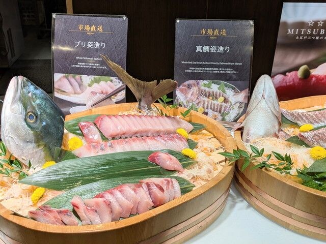 ブリと真鯛の姿造りが並ぶ大皿盛り合わせ