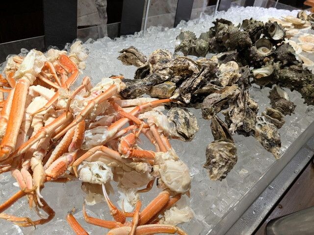 氷の上に並ぶ紅ズワイガニや牡蠣、サザエなどの浜蒸し食材