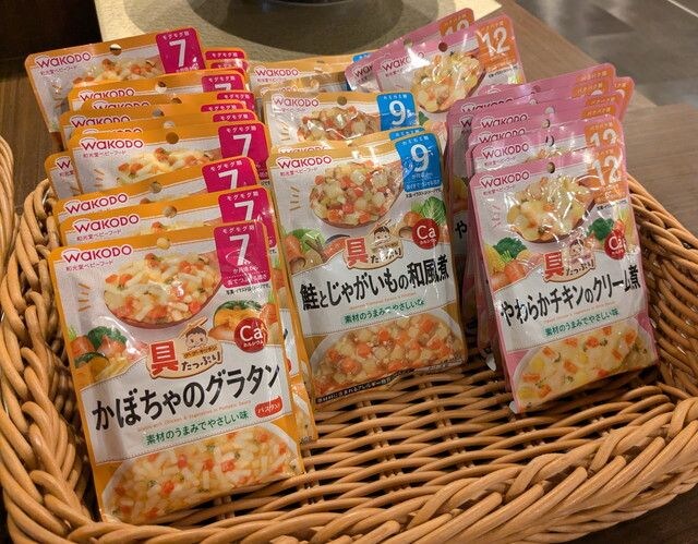 かごに並ぶ月齢別の離乳食パウチ各種
