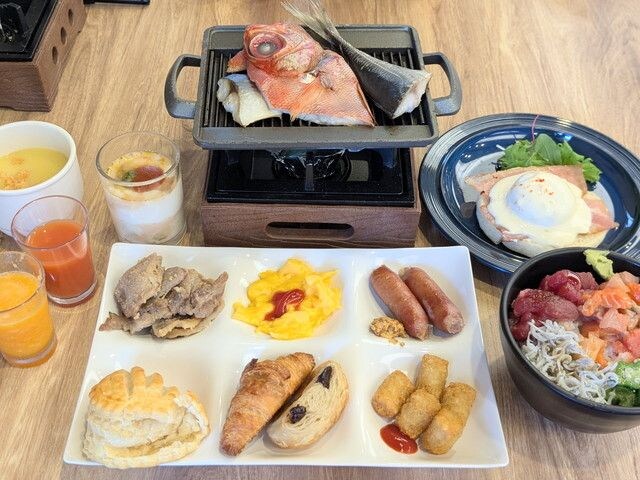 金目の干物や卵料理、パンなどが並ぶ朝食の食卓全景
