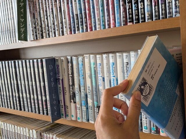 まんがコーナーに並ぶCD・DVDの棚