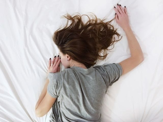 寝る女性