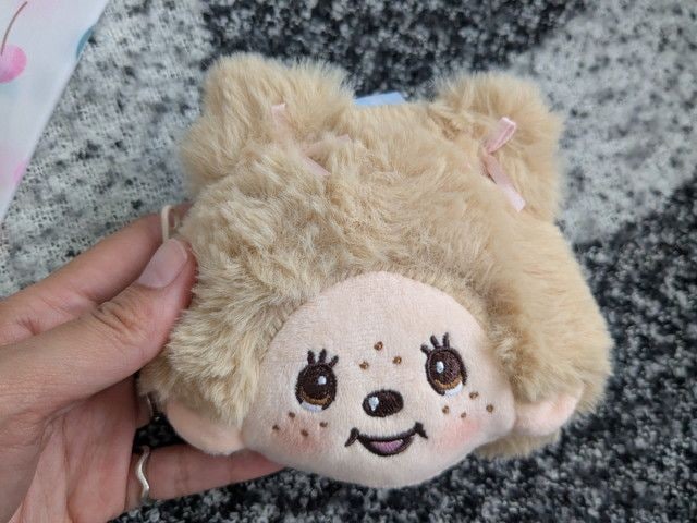 モンチッチのぬいぐるみチャーム顔のアップ写真
