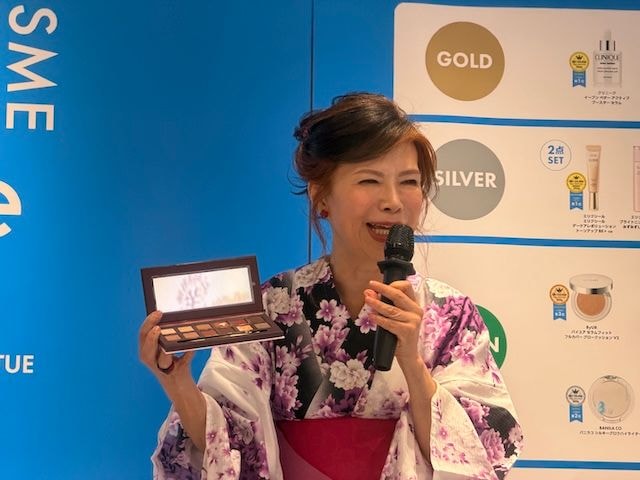 エクスプローラ 12色動物アイシャドウパレットを紹介する爛々・萌々さん