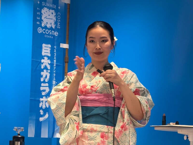 萌々さんも早速試し塗り。パッと華やぎました。
