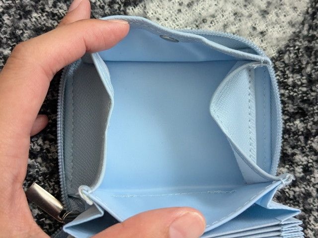 お札入れとマチありポケットの内側アップ写真