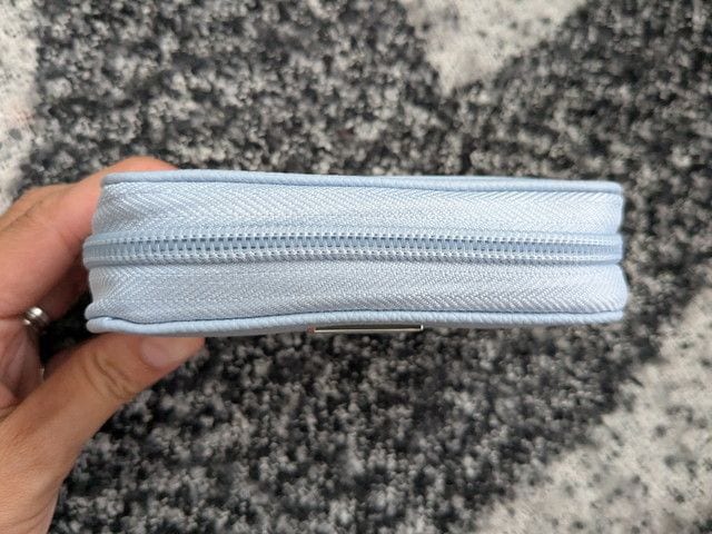 ICE BLUE側面のマチとファスナーのアップ写真