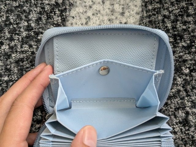 パチン式小銭入れを開いたアップ写真