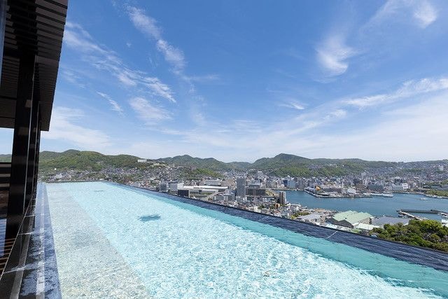 青空と長崎の海を一望できる昼のインフィニティ風呂