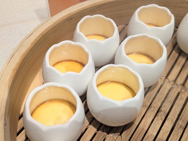 卵型の器に入った極楽蒸しプリン