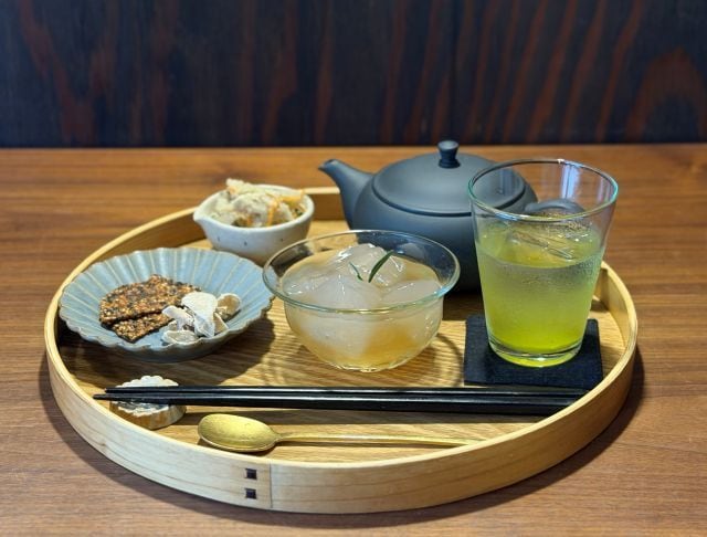 生姜香る冷やし飴がけ　もっちり天然水わらび餅＆つゆひかり冷茶セット　1,950円（9月28日までの提供予定）