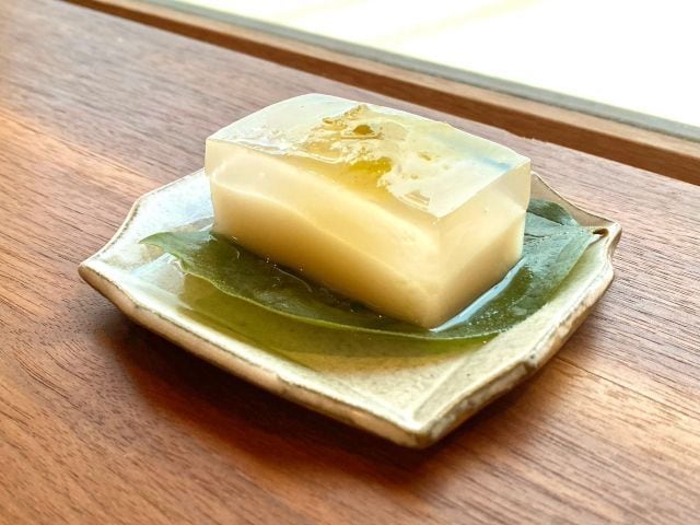 甘酸っぱい青梅ゼリーと生姜白あん水ようかんの二層仕立て