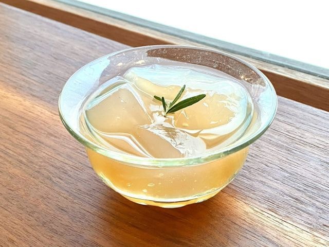 生姜香る冷やし飴がけ　もっちり天然水わらび餅
