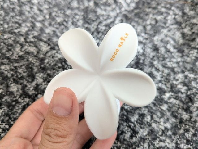 プルメリアモチーフのROCO NAILSヘアクリップ単体の写真